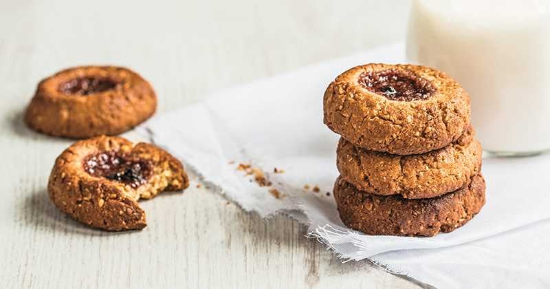 Galletas de avena y almendras con dulce de frutas