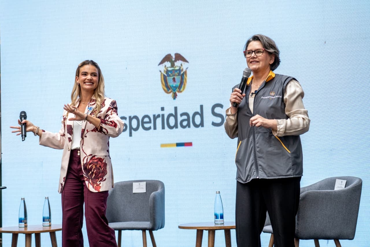 Ana Lucía Pineda, primera dama de la nación, y Sandra Pérez, directora de Prosperidad Social en Medellín.