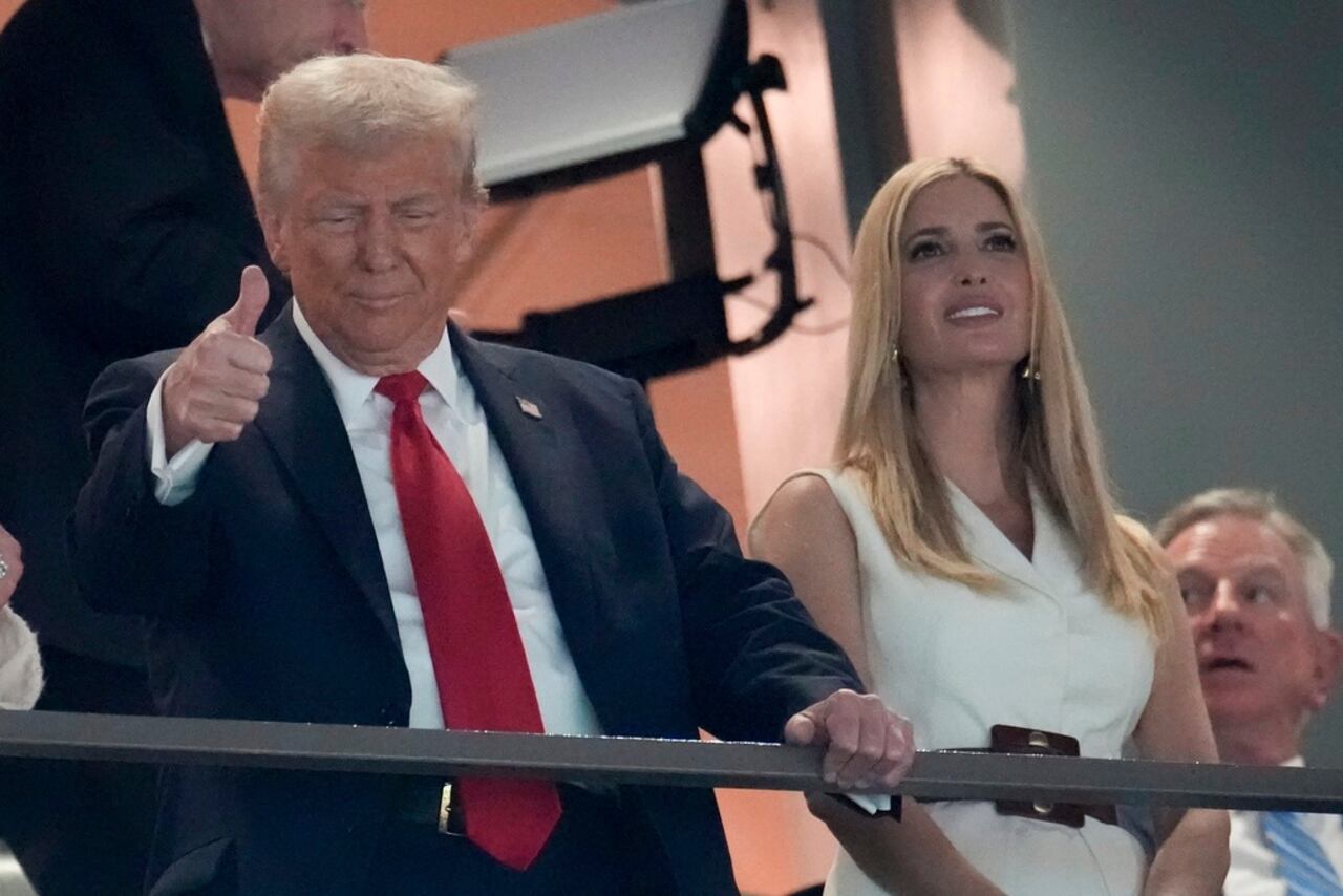 El presidente Donald Trump junto a su hija Ivanka Trump antes del partido de fútbol americano del Super Bowl 59 de la NFL entre los Kansas City Chiefs y los Philadelphia Eagles, el domingo 9 de febrero de 2025, en Nueva Orleans. (Foto AP/George Walker IV)