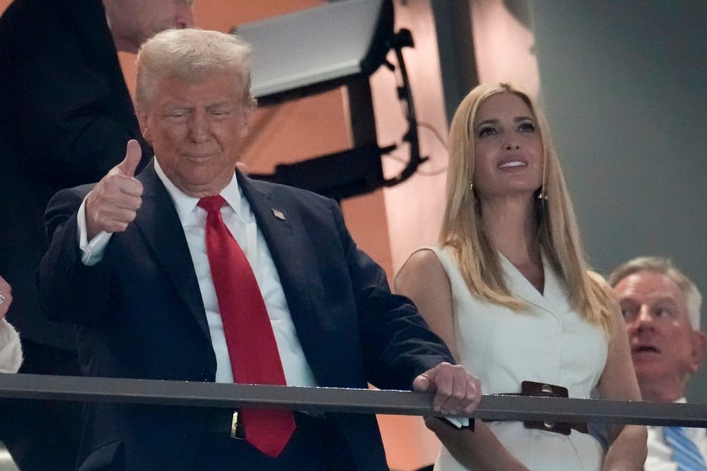 El presidente Donald Trump junto a su hija Ivanka Trump antes del partido de fútbol americano del Super Bowl 59 de la NFL entre los Kansas City Chiefs y los Philadelphia Eagles, el domingo 9 de febrero de 2025, en Nueva Orleans. (Foto AP/George Walker IV)
