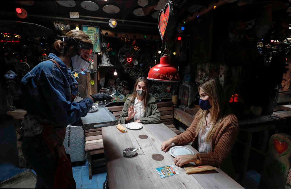 La nueva normativa expedida por el Gobierno nacional para el llamado aislamiento selectivo abre el camino para reiniciar la actividad económica a partir de esta semana. Locales comerciales y restaurantes vuelven a laborar bajo estrictas condiciones. Foto: Guillermo Torres/SEMANA