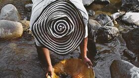 Un indígena busca oro en El Palo, Cauca. Conscientes de los efectos ambientales, muchos mineros de la región no usan mercurio u otros químicos en el proceso.