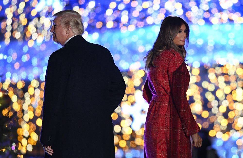 El presidente de EE. UU. Donald Trump y la primera dama Melania Trump caminan por el escenario durante la ceremonia número 95 anual de iluminación nacional del árbol de Navidad en el Elipse en President's Park cerca de la Casa Blanca en Washington, DC el 30 de noviembre de 2017. / AFP PHOTO / JIM WATSON