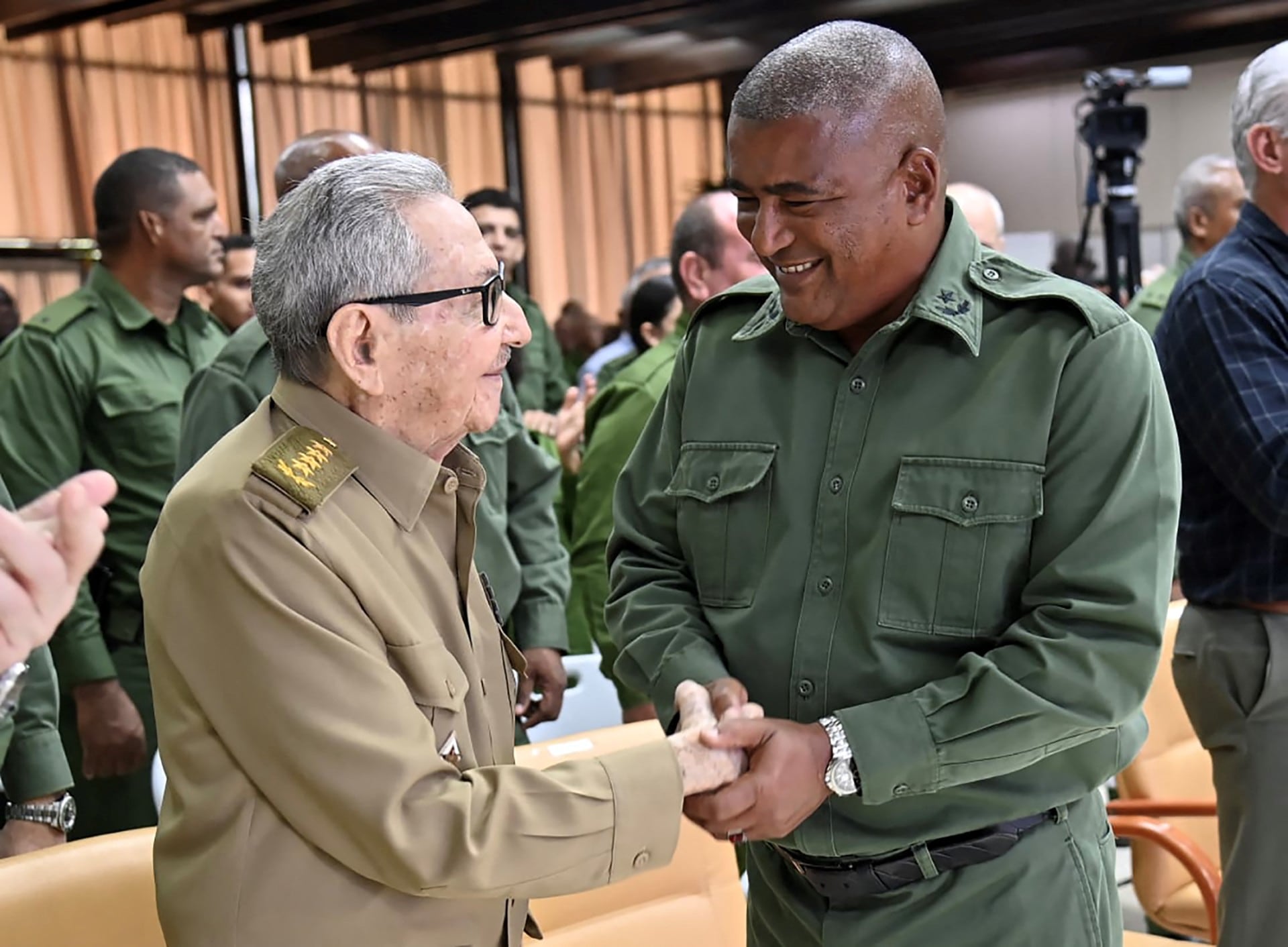 Imagen facilitada por Estudios Revolucion a través de la Presidencia de Cuba que muestra al expresidente cubano Raúl Castro (izq.) estrechando la mano del jefe de la Dirección de Seguridad Personal, el general de brigada Emir Mesa, durante un acto de celebración de la Dirección Nacional de Seguridad Personal en La Habana el 5 de septiembre de 2026.
