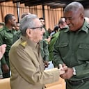 Imagen facilitada por Estudios Revolucion a través de la Presidencia de Cuba que muestra al expresidente cubano Raúl Castro (izq.) estrechando la mano del jefe de la Dirección de Seguridad Personal, el general de brigada Emir Mesa, durante un acto de celebración de la Dirección Nacional de Seguridad Personal en La Habana el 5 de septiembre de 2026.