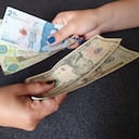 Cambio de billetes de Colombia por dólares de Estados Unidos.