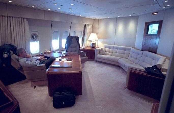 Bush desde el avión presidencial al tanto de las noticias de último minuto. / Foto: Eric Draper
