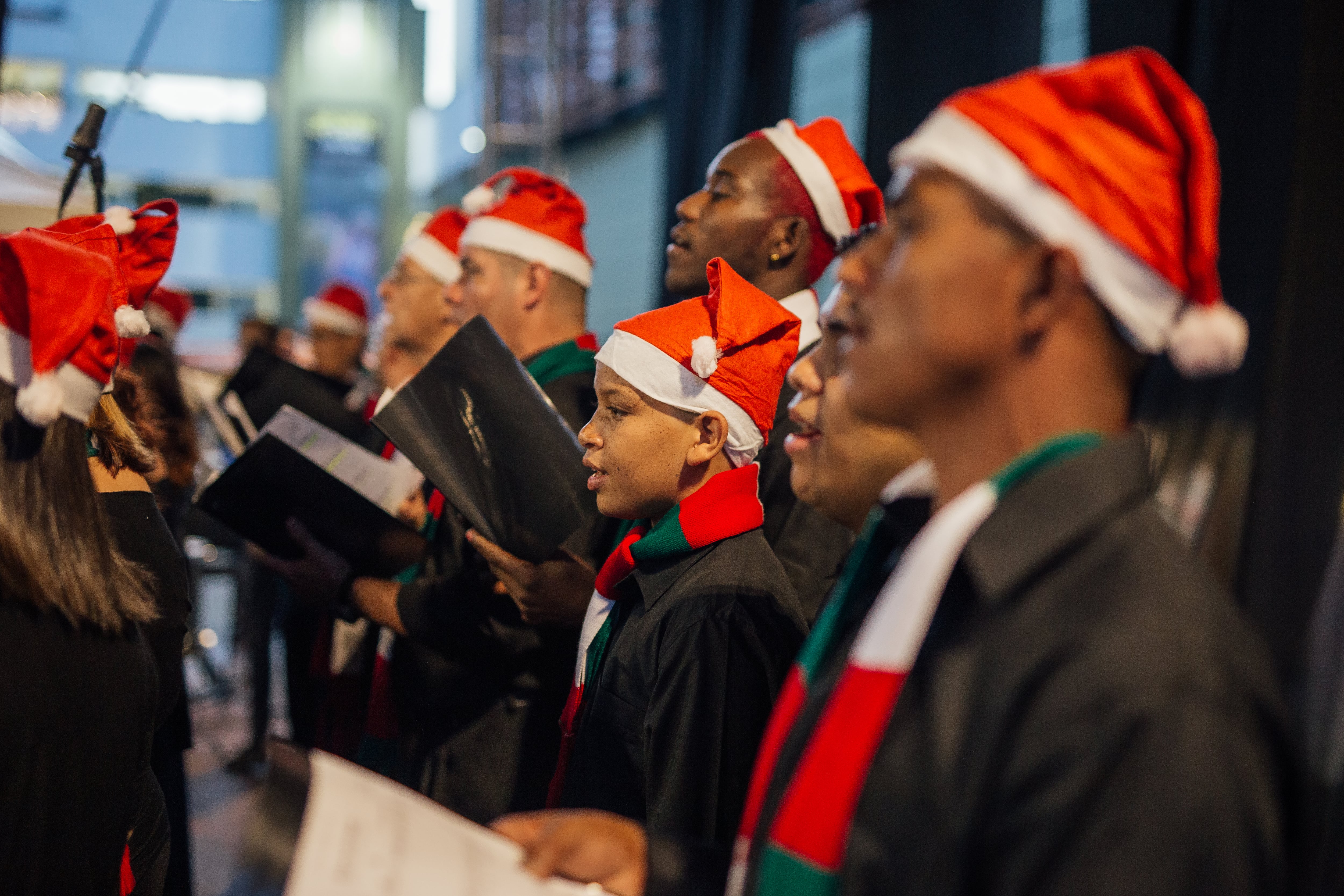 El Coro Reconciliación, el Coro Metamorfosis, Cantare Terram, el Coro de Familias de la Red de Escuelas de Música y la Orquesta Filarmónica de Medellín