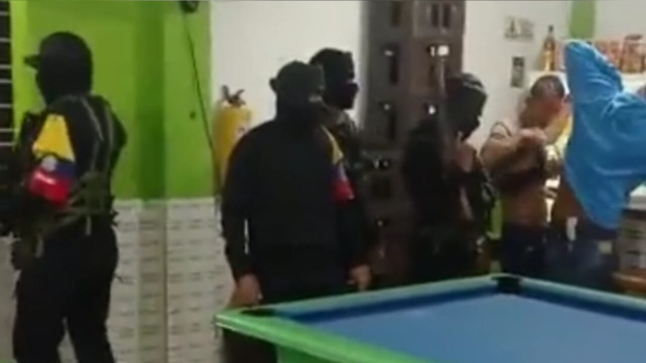 Hombres armados patrullando en Tibú, Norte de Santander.