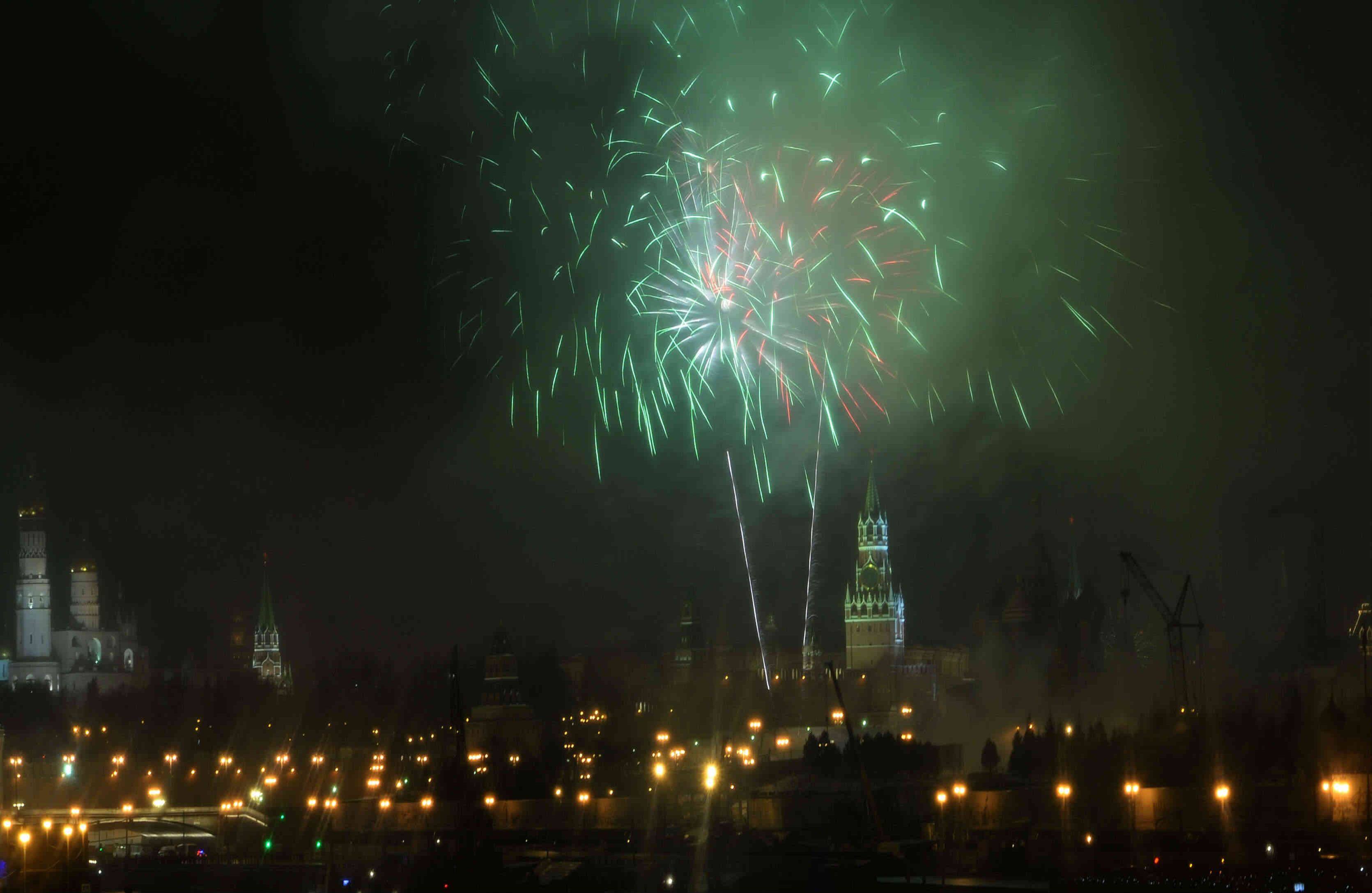 Los juegos artificiales sobre el complejo del Kremlin en Moscu, Rusia. 