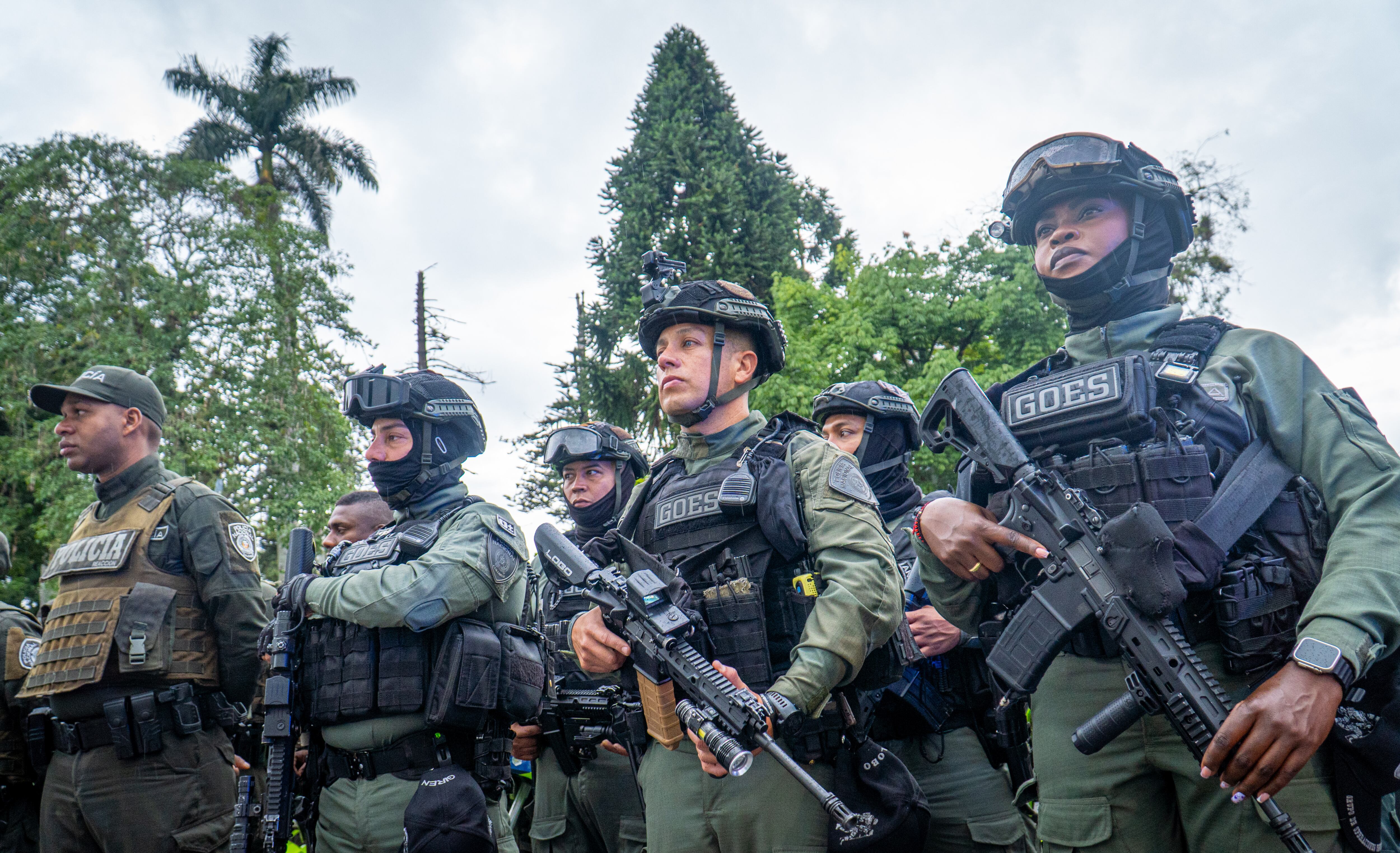 Los efectivos del Grupo de Operaciones Especiales, Goes, de la Policía, patrulla amplios sectores de la capital del Cauca durante este viernes 13 de junio.