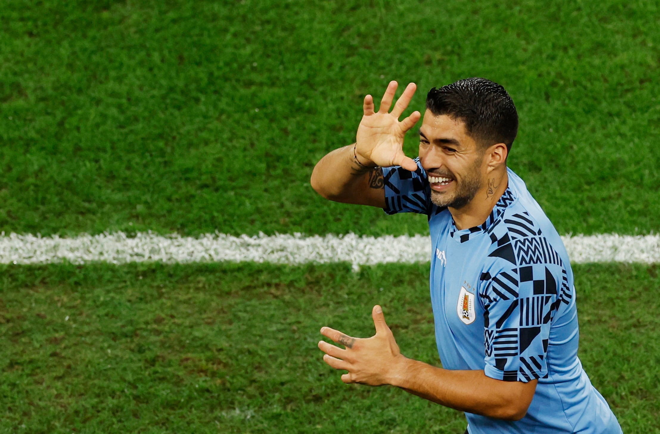 Soccer Football - FIFA World Cup Qatar 2022 - Group H - Ghana v Uruguay - Al Janoub Stadium, Al Wakrah, Qatar - December 2, 2022 Uruguay's Luis Suarez waves to the stands before the match REUTERS/Albert Gea