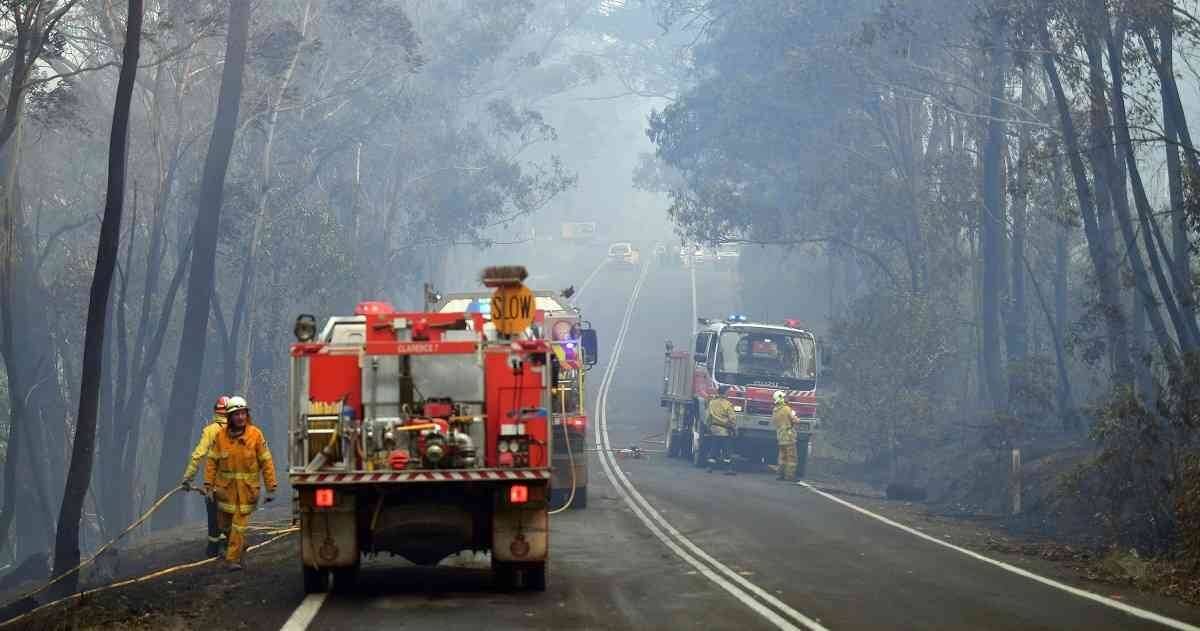 Los bomberos de Australia intentan sofocar las llamas antes de que la temperatura vuelva a incrementar. Foto: AFP