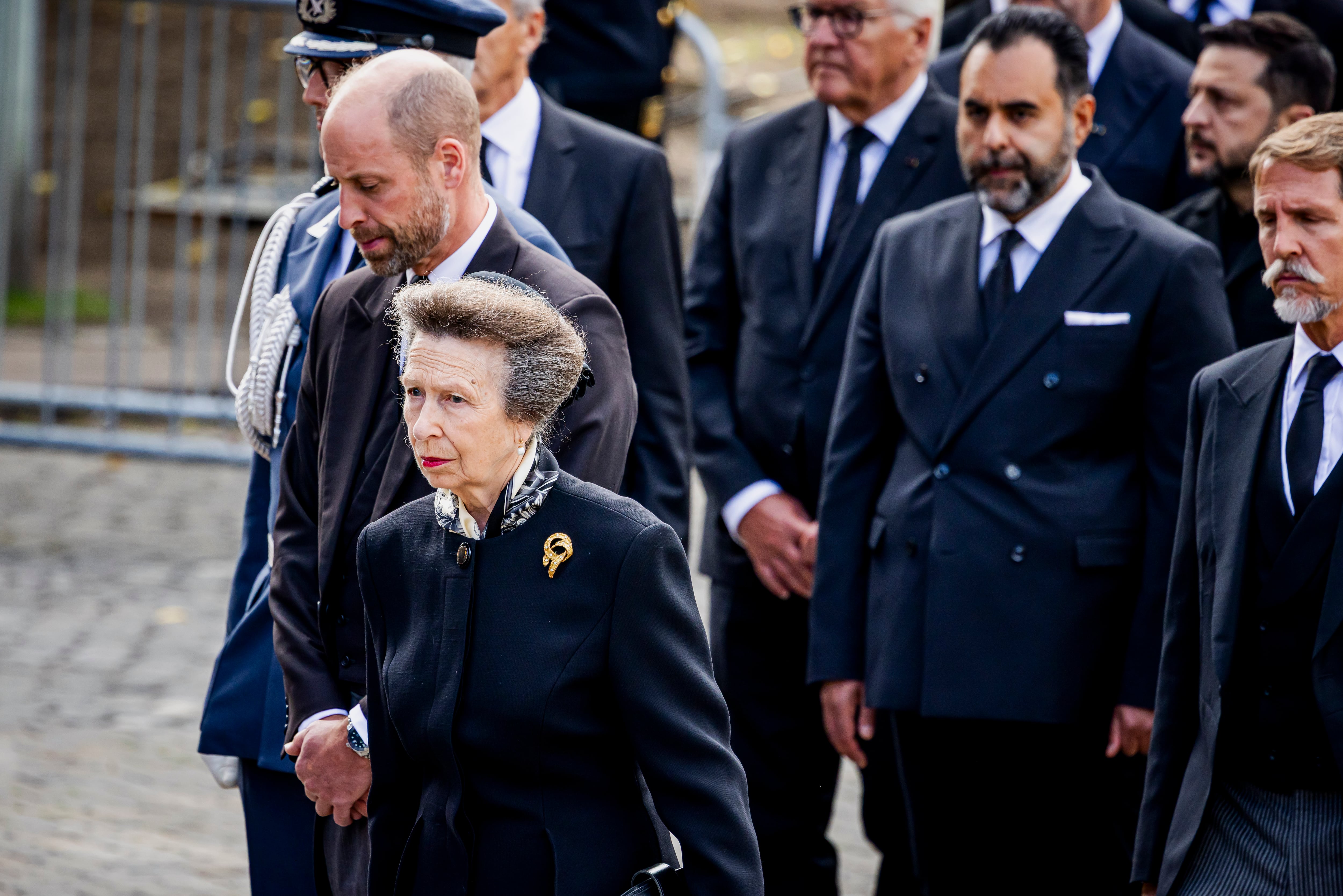 El príncipe William y la princesa Ana rindieron el último homenaje a Harald V.