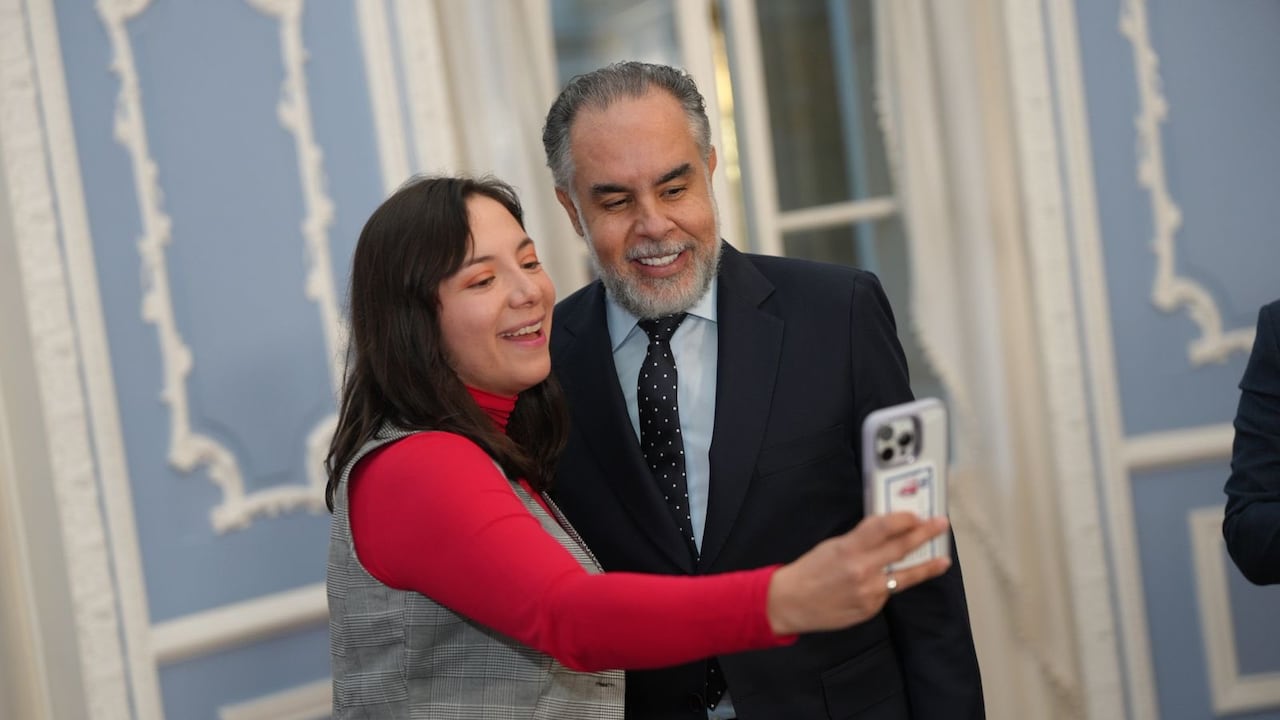 Armando Benedetti y la creadora de contenido 'LoreMezza'.