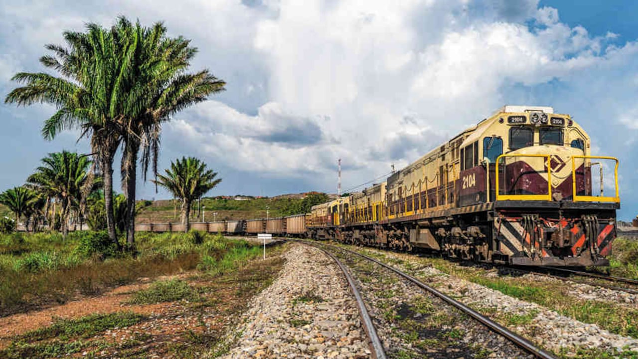 La ejecución de contratos clave para la red ferroviaria sigue pendiente, generando incertidumbre en inversión y conectividad.