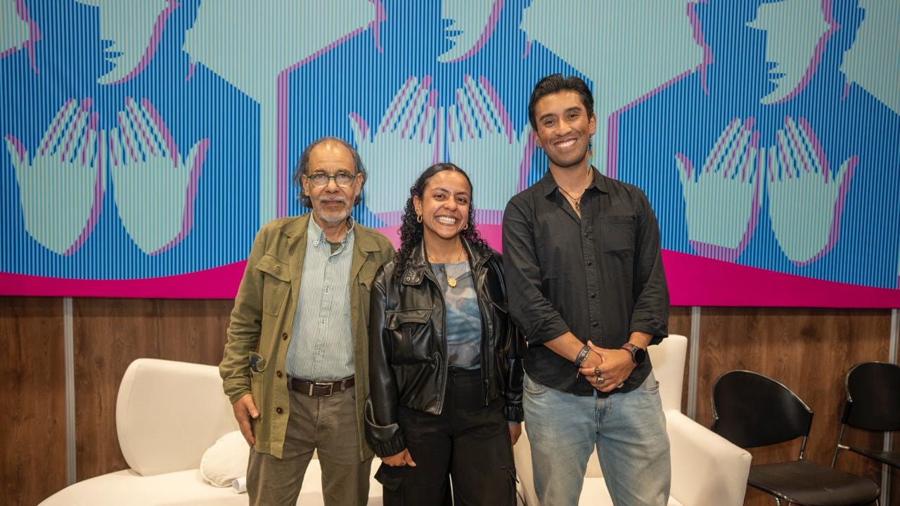 La ganadora fue María Alejandra Menco Valero con su obra 'Pez Rojo', seguida por Juan Sebastián Parra Pineda, por 'Anatomía del Vértigo' y Juanita del Mar Gómez Ortega por 'Corrientes de Agua'. En el medio, la feliz ganadora.