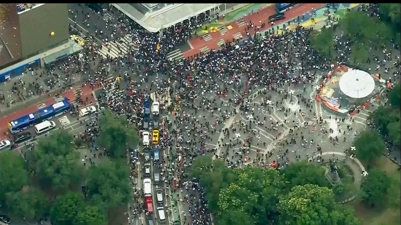 En esta imagen tomada de un video proporcionado por WABC-TV, una multitud se mueve por Union Square, el viernes 4 de agosto de 2023, en Nueva York. La policía de la ciudad de Nueva York luchó para controlar a una multitud de miles de personas que se reunieron en Union Square de Manhattan para el sorteo de una consola de videojuegos de una personalidad de Internet que se salió de control.