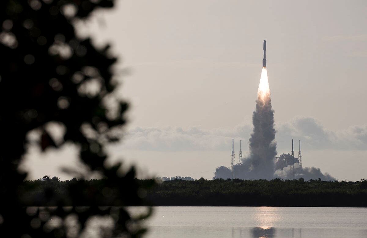 Fotografía facilitada por la NASA del cohete Atlas V del proveedor aeroespacial United Launch Alliance, que despega de Cabo Cañaveral, Florida, el jueves 30 de julio, llevando a bordo el explorador marciano Perseverance. Foto: Joel Kowsky / NASA vía AP