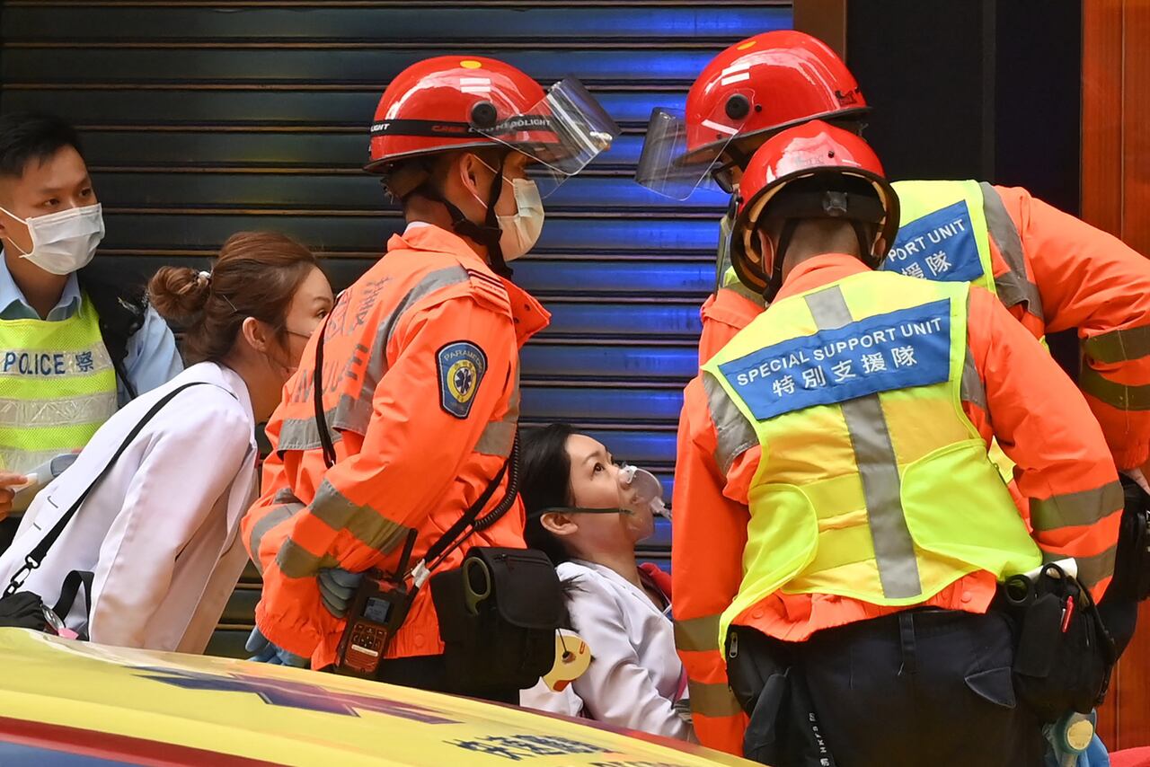 Los paramédicos atienden a una mujer después de ser rescatada del edificio del World Trade Center de 38 pisos, que sufrió un incendio eléctrico (Photo by Peter PARKS / AFP)