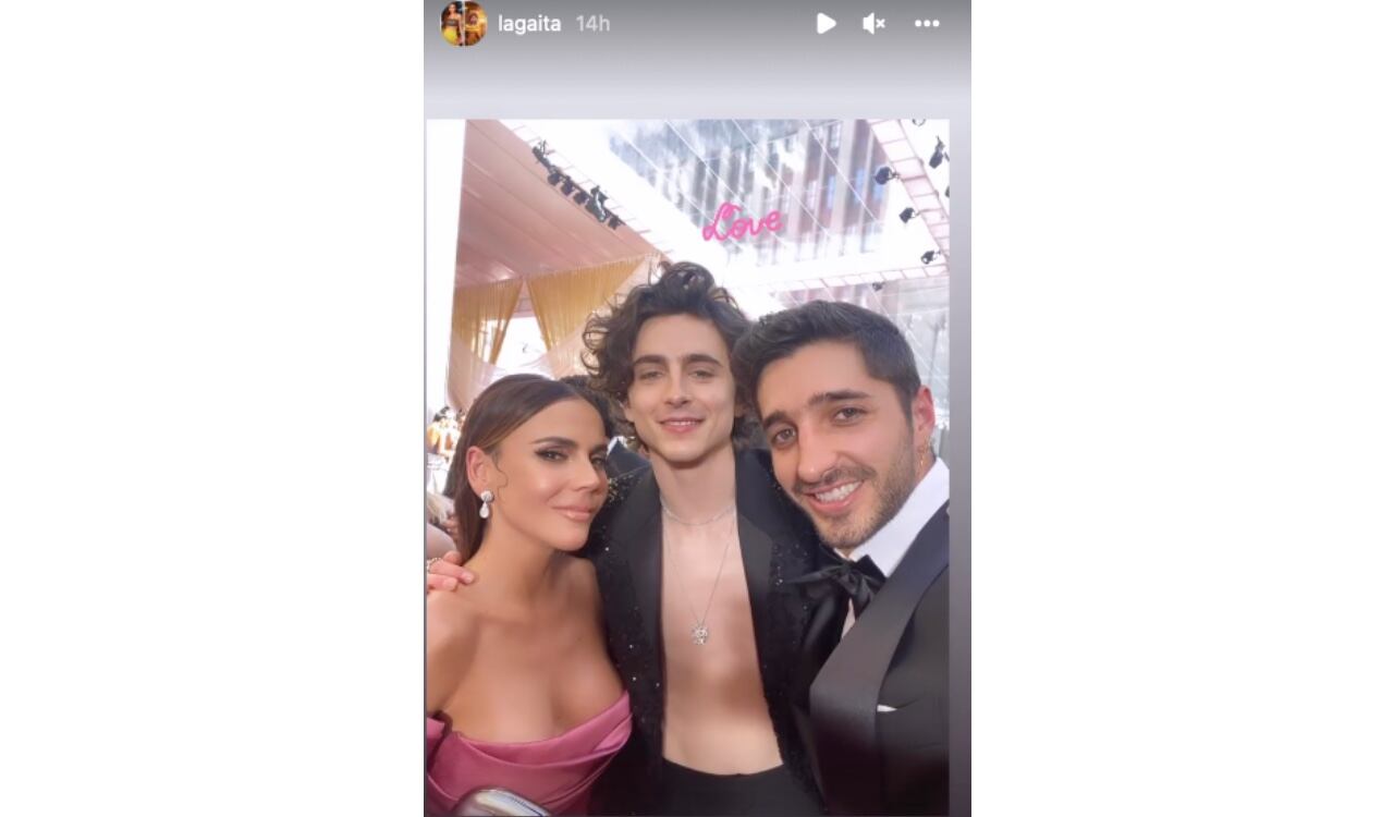 Carolina Gaitán junto a Timothée Chalamet en la alfombra roja de los Premios Óscar 2022