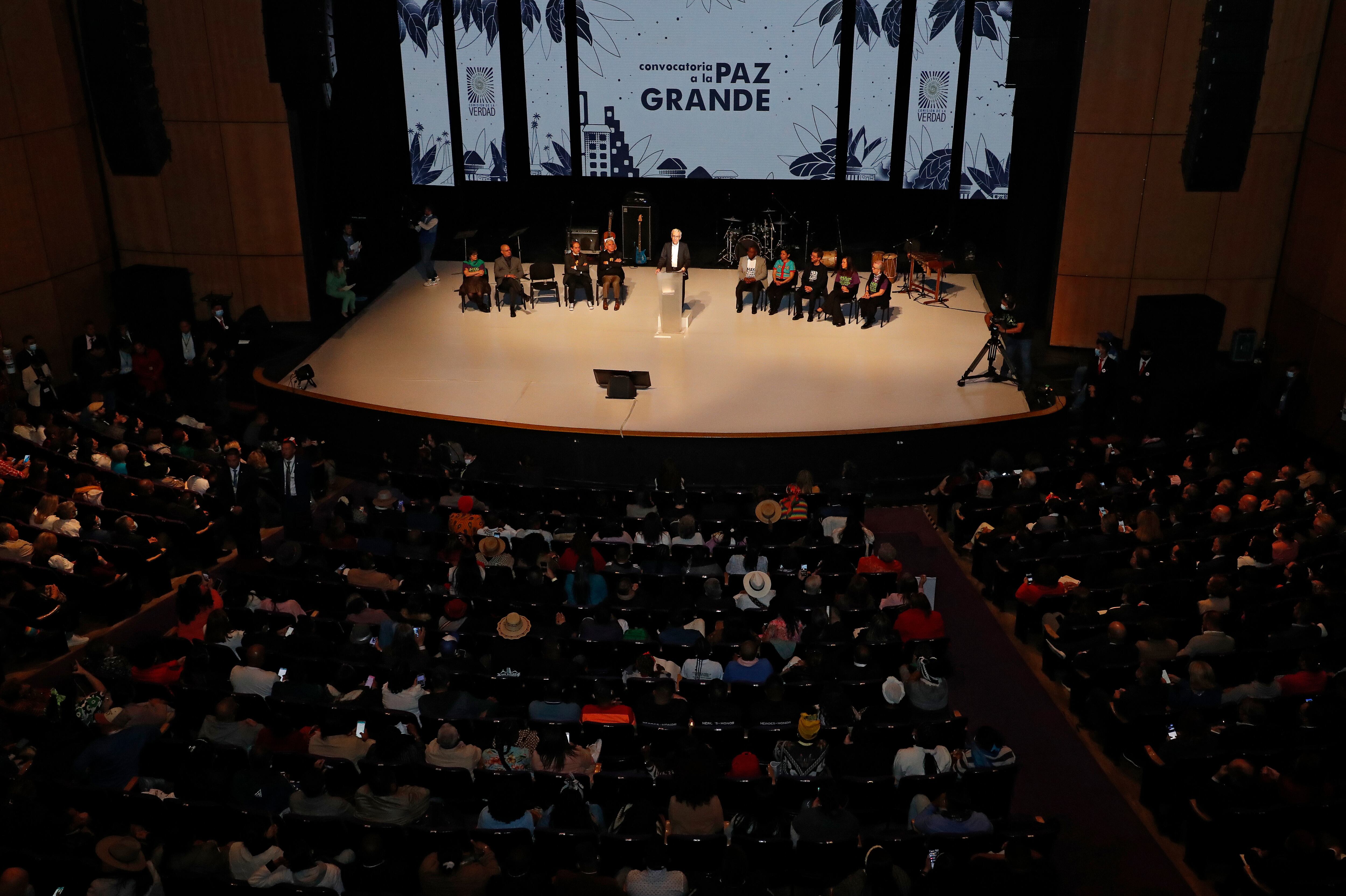 La novedad editorial más trascendental sobre Colombia es el Informe Final de la Comisión de la Verdad, compuesta por 11 tomos y 24 volúmenes