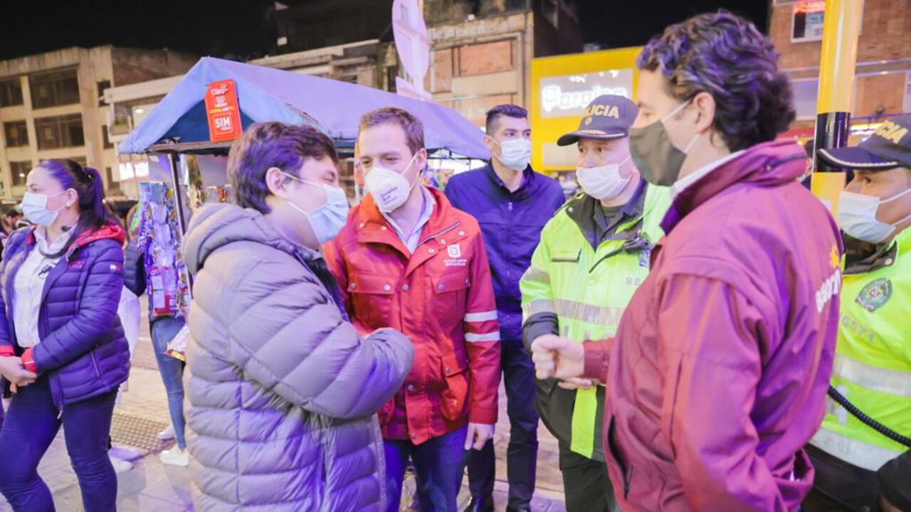 El alcalde ( e) de Bogotá, Luis Ernesto Gómez lideró los operativos nocturnos en Bogotá.