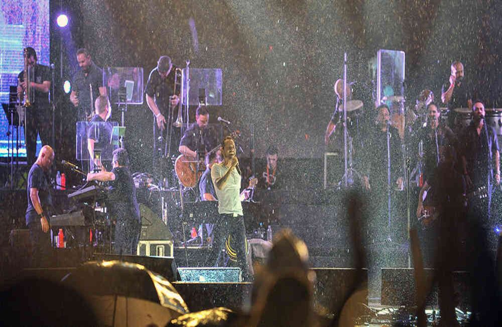 Marc Anthony canta en medio de un fuerte aguacero y al amanecer del domingo 29 de abril de 2017, en el Parque de la Leyenda Vallenata en Valledupar, durante el 50 Festival de la Leyenda Vallenata que al celebrarse el medio siglo de su creación rinde homenaje a sus fundadores Consuelo Araújo Noguera, Rafael Escalona y Alfonso López Michelsen. Foto: Carlos Julio Martínez / Enviado Especial de Semana 
