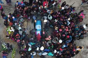 La gente baja los restos de Elfego Miranda Díaz a una tumba, uno de los migrantes guatemaltecos que fue asesinado cerca de la frontera entre Estados Unidos y México en enero, en un cementerio en Comitancillo, Guatemala, el sábado 13 de marzo de 2021. Miles de residentes de este guatemalteco El pueblo acudió el viernes por la noche en medio de lágrimas y aplausos para recibir los restos de 16 de los suyos, encontrados apilados en una camioneta calcinada en Camargo, al otro lado del Río Grande desde Texas. (Foto AP / Moises Castillo)