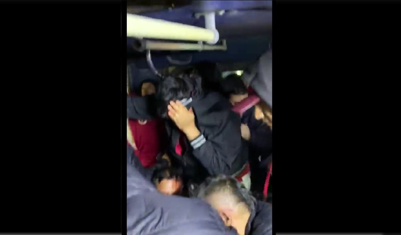 Hinchas de Universitario entraron en pánico tras lo sucedido en Bogotá.