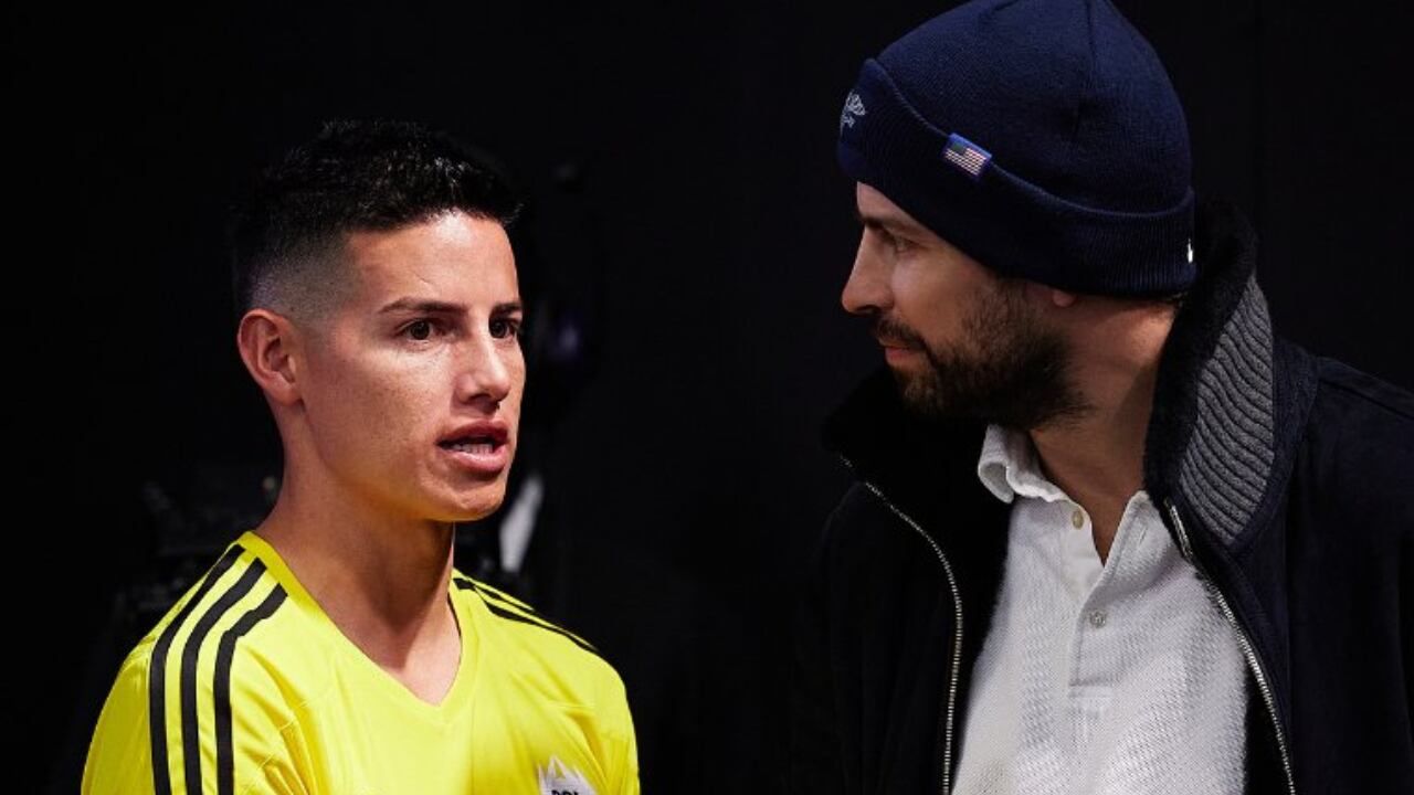 James Rodríguez hablando con Gerard Piqué en la previa al partido de Colombia