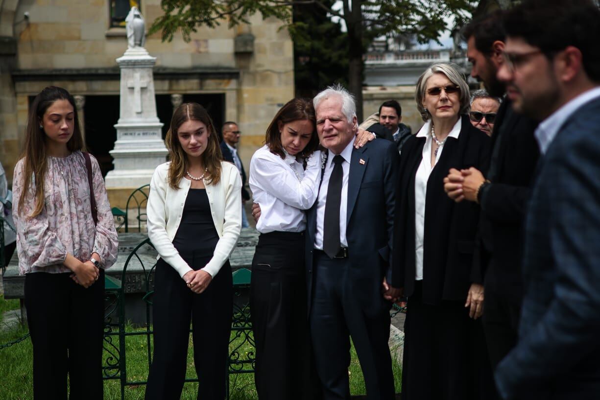 María Claudia Tarazona y su familia, visitan la tumba de Miguel Uribe Turbay en el Cementerio Central.