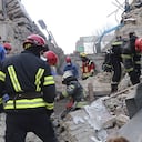 En esta imagen, proporcionada por el Servicio de Emergencias de Ucrania, operarios trabajan entre los escombros luego de un ataque con un dron en la localidad de Rzhyshchiv, en la región ucraniana de Kiev, el 22 de marzo de 2023.