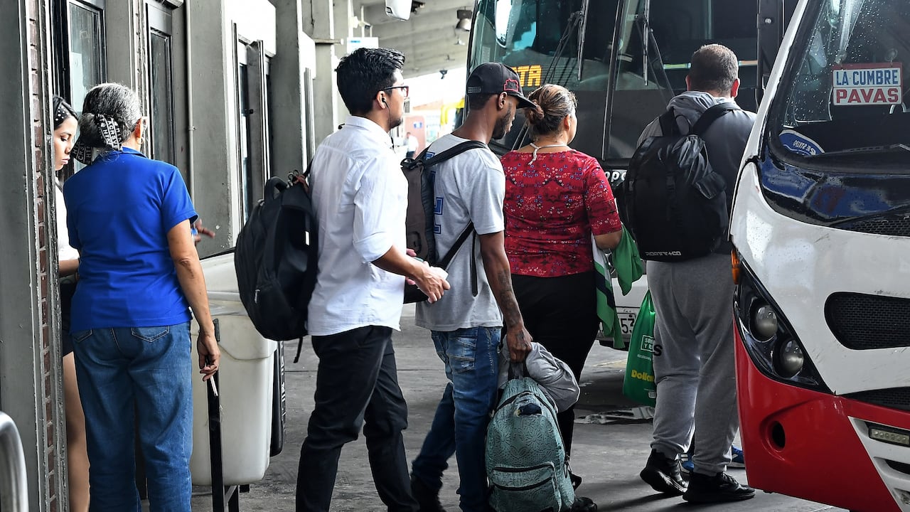 Continua con mucha gente el terminal de Transporte terrestre de Cali por estos dias , personas que salen de la ciudad con diferentes destinos debido a la Semana Santa. Fotos Wirman Rios / El Pais.