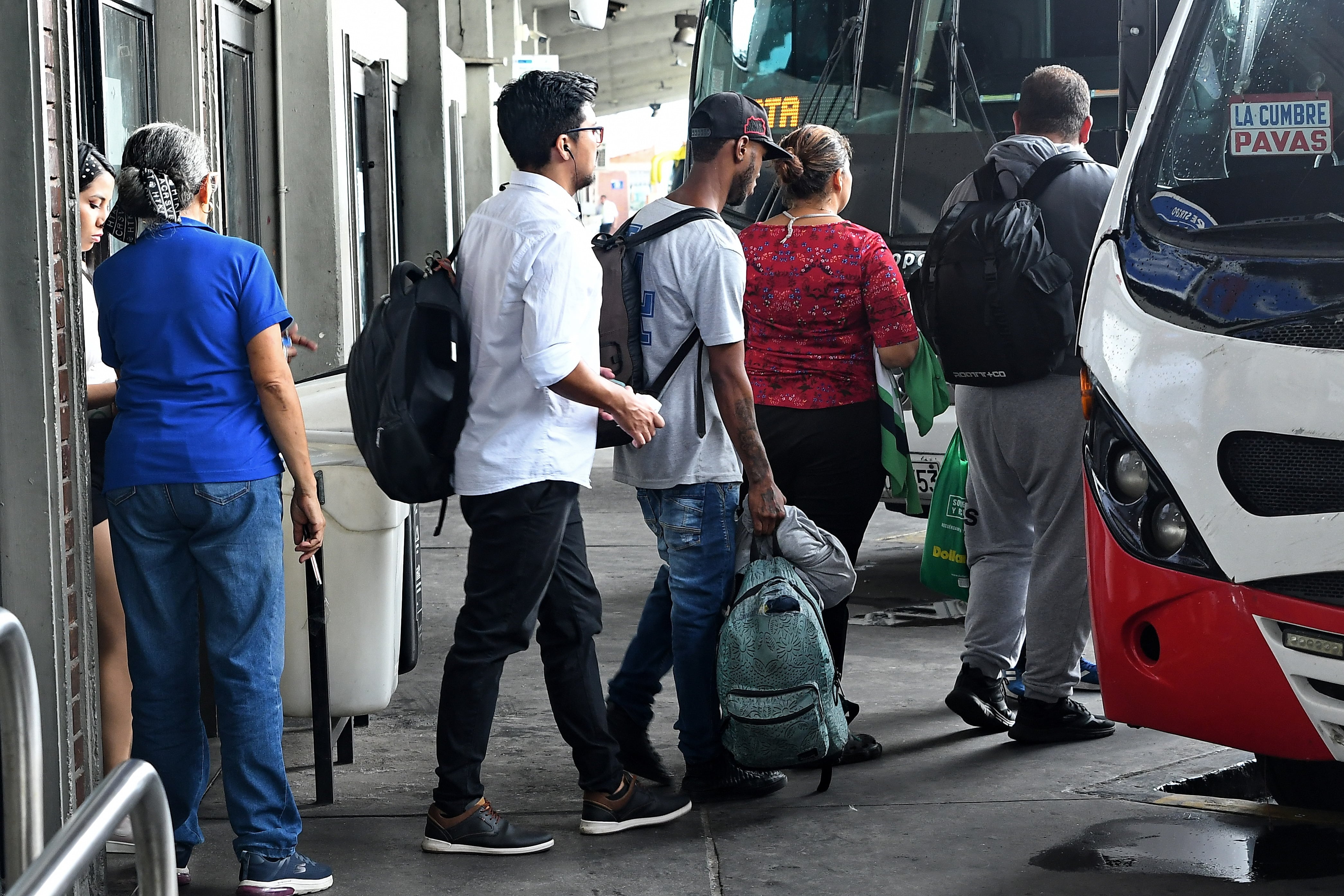 Continua con mucha gente el terminal de Transporte terrestre de Cali por estos dias , personas que salen de la ciudad con diferentes destinos  debido a la Semana Santa. Fotos Wirman Rios / El Pais.