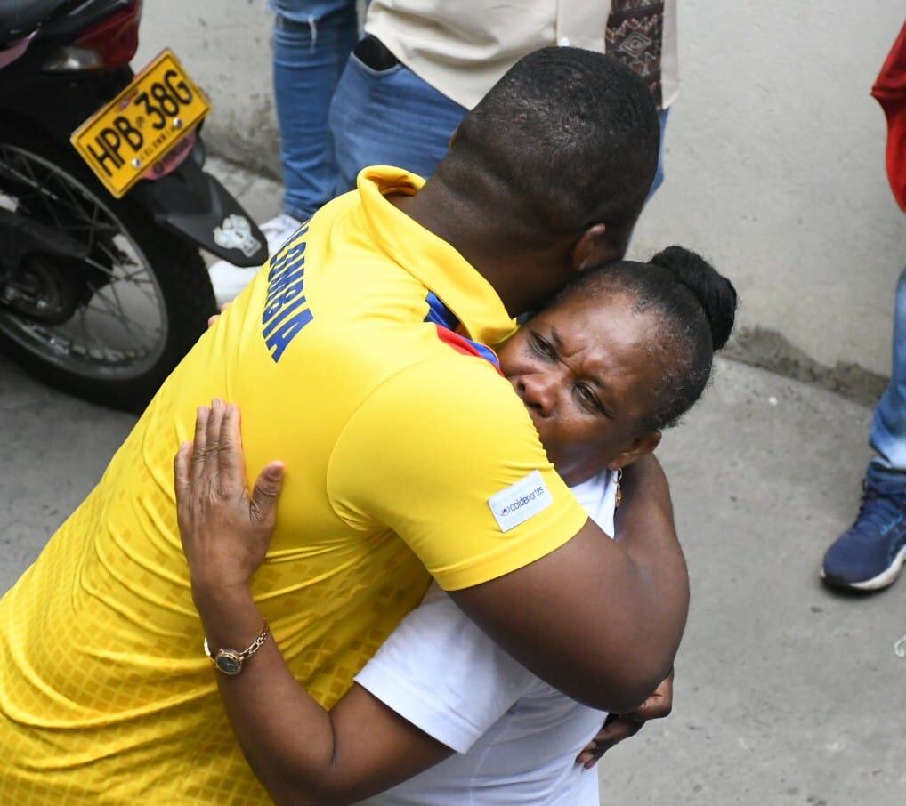 Familiares de el pesista Yeison López de la transmisión de los juegos olímpicos en el Oriente de Cali