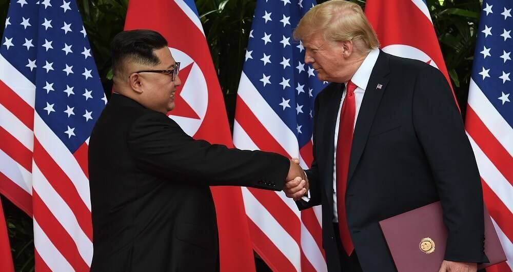 Kim Jong-un, líder de Corea del Norte y Donald Trump, presidente de los Estados Unidos, durante su encuentro en Singapur. Foto: AFP.