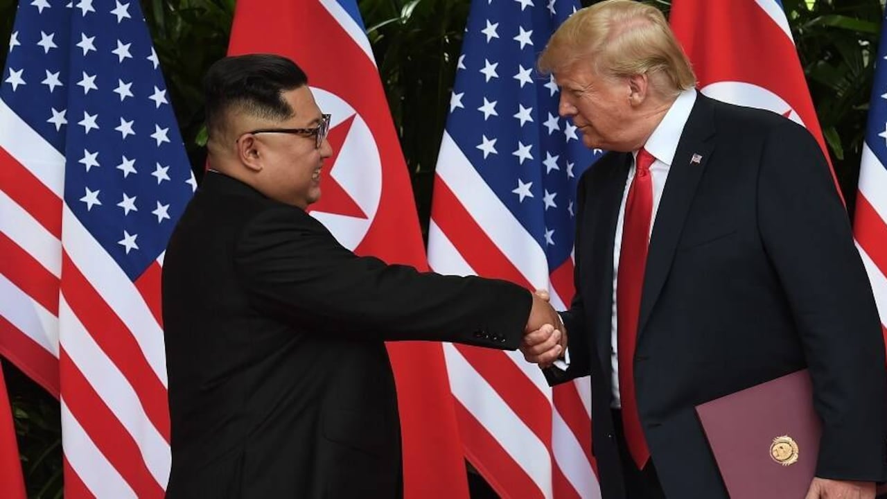 Kim Jong-un, líder de Corea del Norte y Donald Trump, presidente de los Estados Unidos, durante su encuentro en Singapur. Foto: AFP.