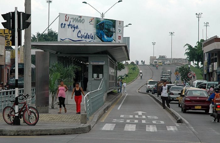 Ni las amenazas de multas y sanciones o las campañas educativas han sido suficientes para que los carriles del MIO no sean invadidos por peatones, ciclistas y motociclistas. Hay sectores donde las troncales parecen ciclorutas.