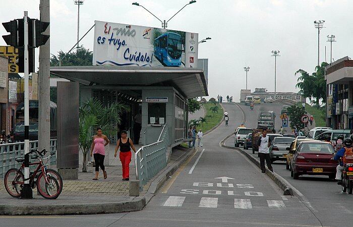 Ni las amenazas de multas y sanciones o las campañas educativas han sido suficientes para que los carriles del MIO no sean invadidos por peatones, ciclistas y motociclistas. Hay sectores donde las troncales parecen ciclorutas.