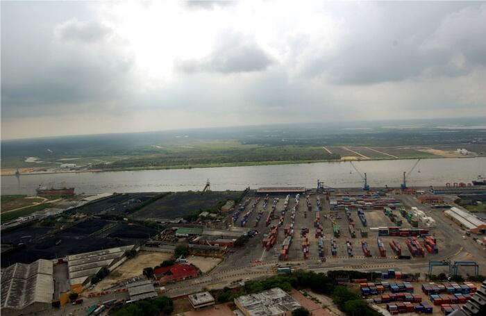 Así se podrá ver en pocos años el Puerto de Palermo al otro lado del río Magdalena si se aprueban todas las licencias que hay en trámite, puertos carboneros, muelles de contenedores y de carga general. Nadie se opone al desarrollo portuario y a la generación de empleo, pero los constructores de los puertos y las plantas de hidrocarburos y diesel, no dan garantías de que vayan a operar con inversiones que garanticen la seguridad de que no dañaran el medio ambiente y las autoridades ambientales encargadas de controlar las operaciones portuarias, tampoco han dado muestras de ejercer sus funciones evitando los daños y sancionando a los infractores.