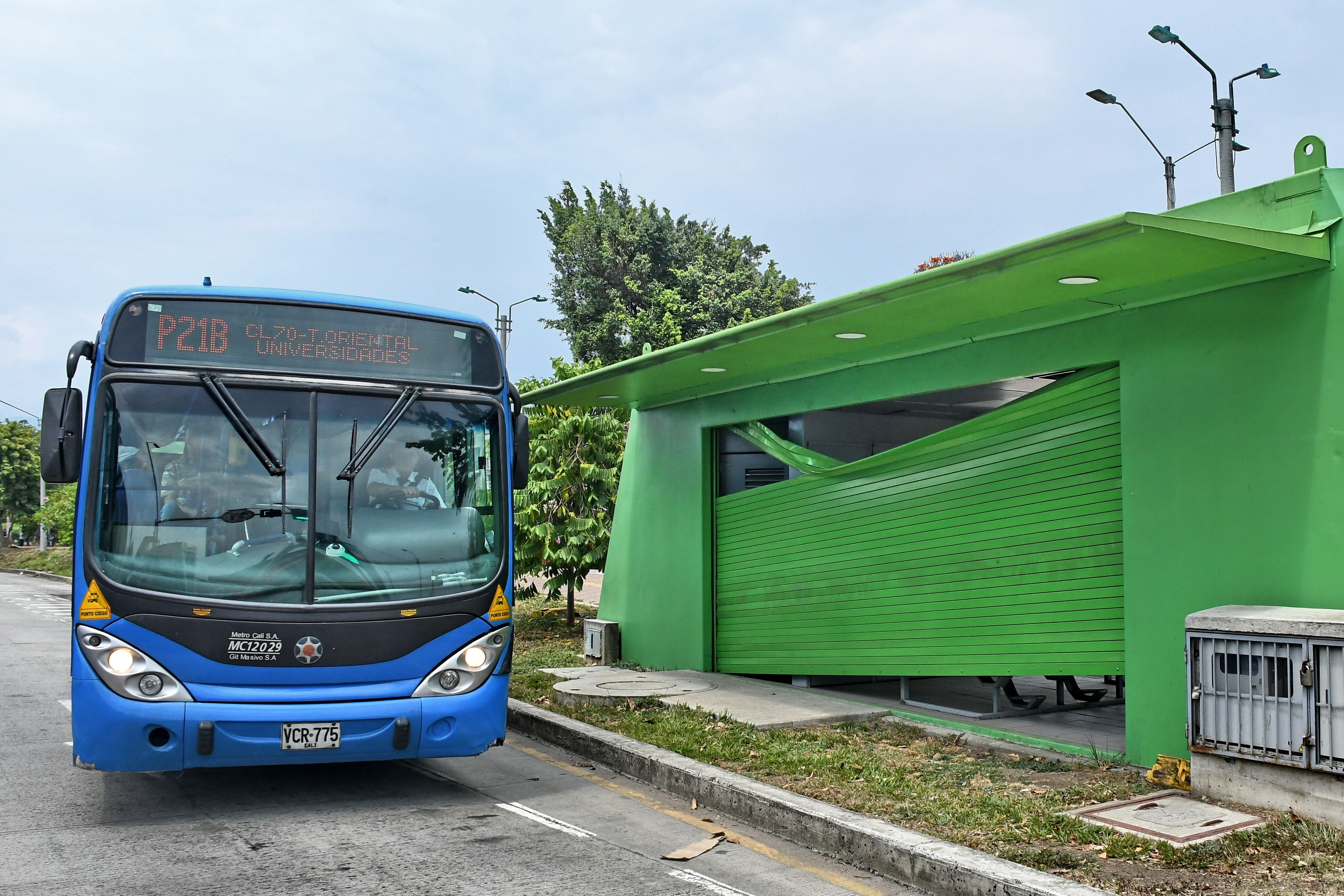 B/ DIAMANTE Calle 36 con Cra 32 el tramo II de la Troncal Oriental con Av, Simón Bolivar del Masivo Integrando de Occidente (MIO) de Cali, sin embargo, los usuarios denuncian que algunas de estas estaciones fueron vandalizadas. Marzo 3 de 2024. Foto Wirman Rios, EL PAIS