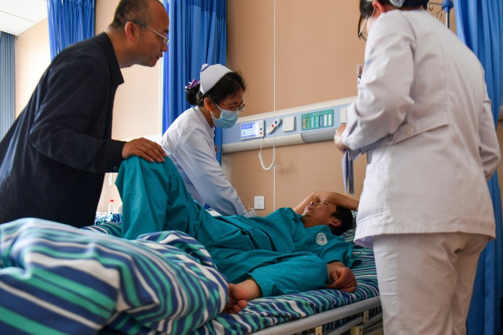 En esta fotografía difundida por la agencia de noticias Xinhua, personal médico atiende a un trabajador herido en un hospital tras la explosión ocurrida el sábado 23 de mayo de 2026 en la mina de carbón Liushenyu de la ciudad de Changzhi, en el condado de Qinyuan, provincia de Shanxi, al norte de China. (Cao Yang/Xinhua vía AP)