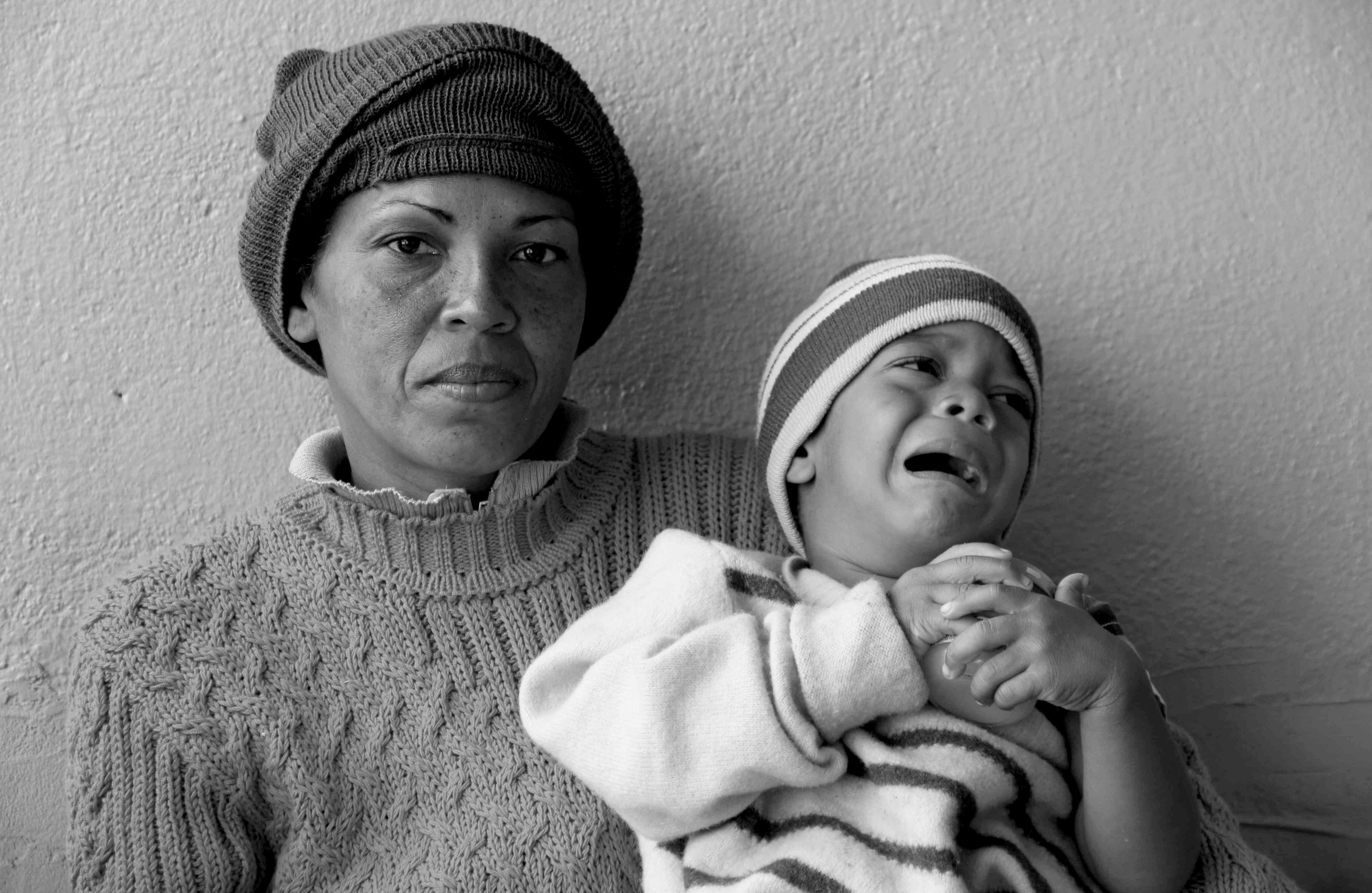 Marienela Reyes y Sebastían Quebedo: Marienela decidió salir de su casa en Venezuela porque el hambre la desesperó. Partió con su hijo de tres años rumbo a Bucaramanga. En este punto ya llevaba seis días de viaje, su hijo tenía una infección en el oído, fiebre y no tenían medicinas para el dolor. El clima era de menos cero grados en las montañas santandereanas, pero por un momento esta mujer migrante recordó el mar de donde venía, recordó a su hija de catorce años a quien tuvo que dejar y recuperó fuerzas para seguir caminando por las carreteras nubladas.  