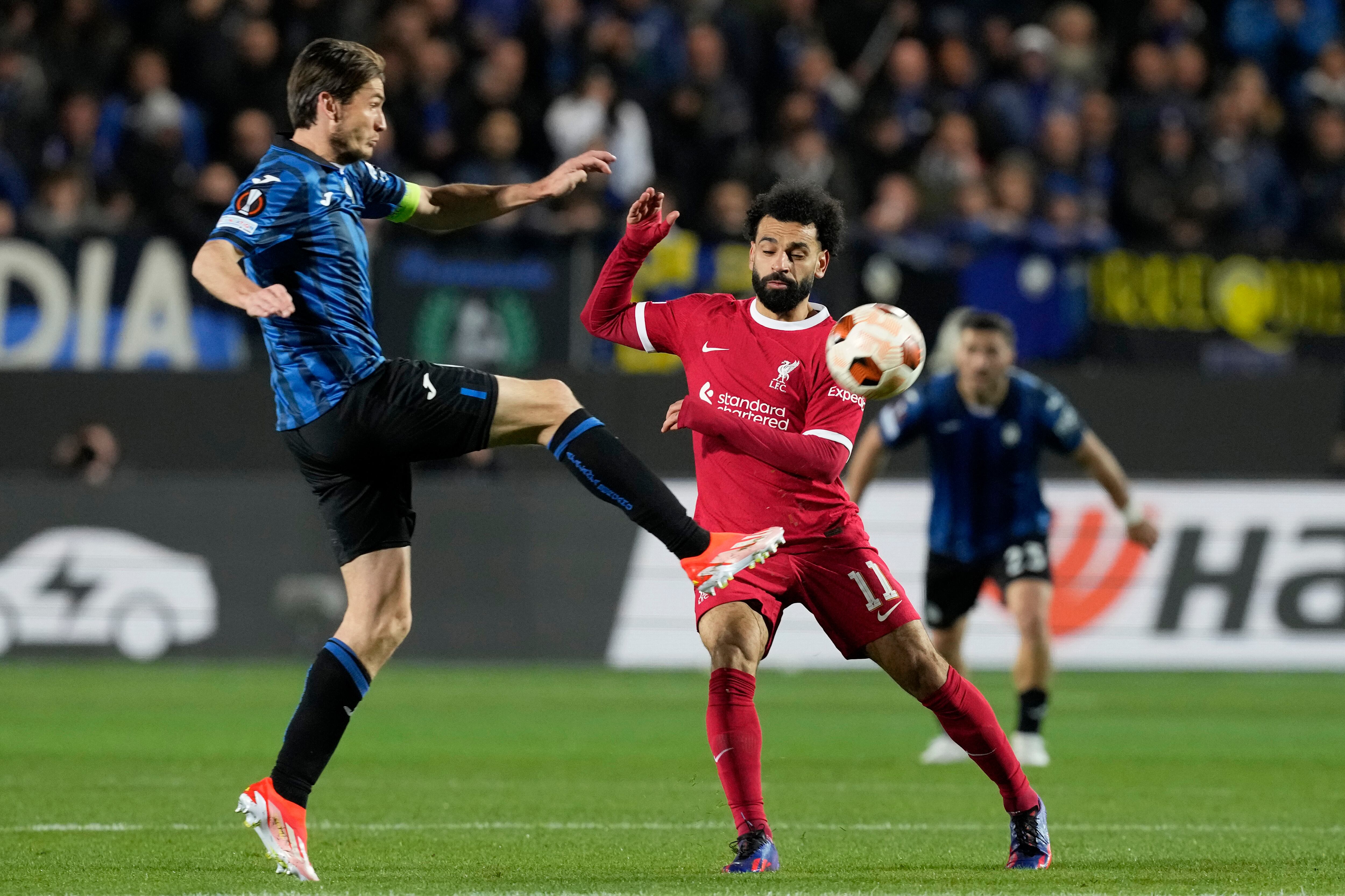 Imagen del duelo de este jueves, por la vuelta de los cuartos de la Europa League, entre el Atalanta y el Liverpool.