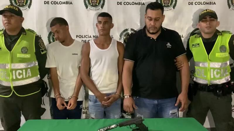 Los tres sujetos fueron capturados y sus rostros fueron revelados por la misma Policía.