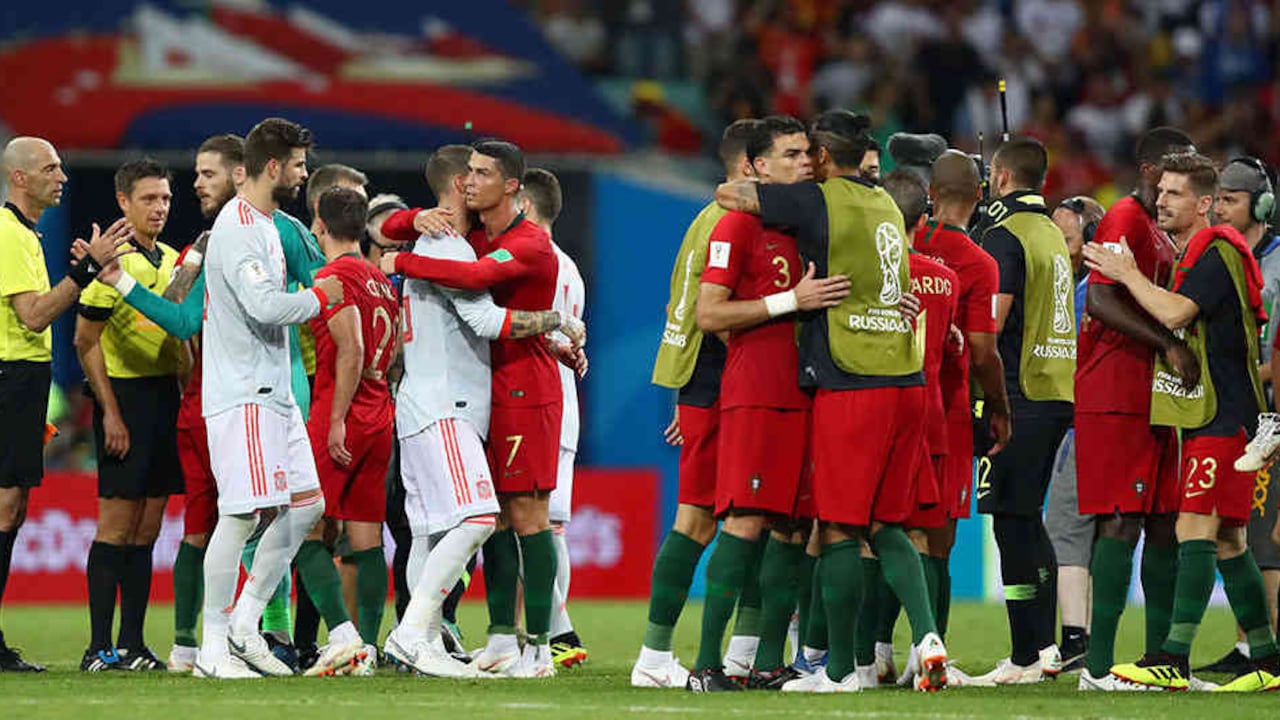 Al final del partido el abrazo de portugueses y españoles.