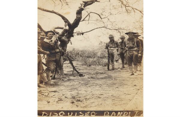 En esas imágenes Gonzales-Day eliminó digitalmente los cuerpos de los linchados, "una forma de simbolizar cómo los casos de los mexicanos que fueron víctimas de la violencia de las multitudes también fueron borrados de la historia". (Todas las imágenes son coretesía de Ken Gonzales-Day - www.kengonzalesday.com)