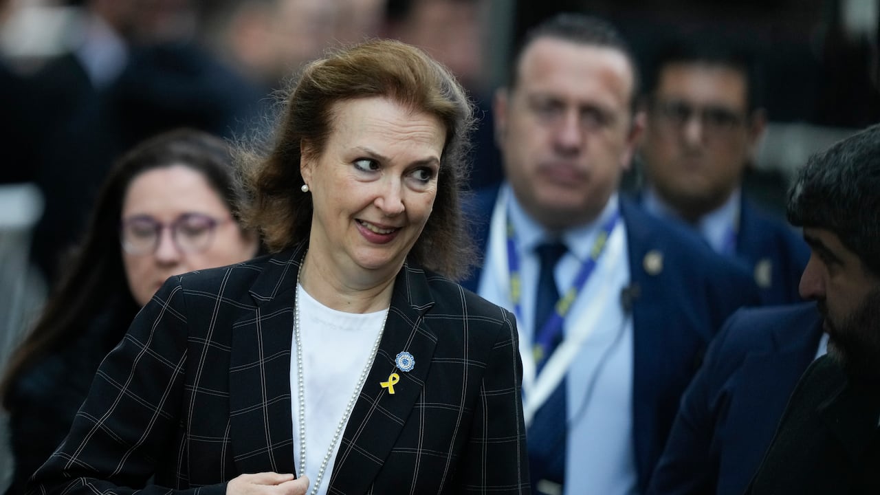 Archivo - La ministra de Relaciones Exteriores de Argentina, Diana Mondino, llega a una ceremonia por el 30 aniversario del atentado a la AMIA que mató a 85 personas en Buenos Aires, Argentina, el 18 de julio de 2024. El presidente argentino, Javier Milei, echó a Mondino de la cancillería el 30 de octubre de 2024 y anunció como su reemplazo al embajador en Estados Unidos. (Foto AP/Natacha Pisarenko, Archivo)