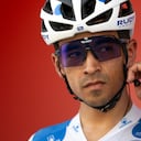 Team Bahrain's Colombian rider Santiago Buitrago adjusts his earpiece before the start of the 15th stage of the Vuelta a Espana 2026 cycling tour, a 110,2 km race which was modified from the original itinerary of 189,7 km following the activation of the high temperature protocal, between Palma del Rio and Cordoba, on September 6, 2026. (Photo by JORGE GUERRERO / AFP)
